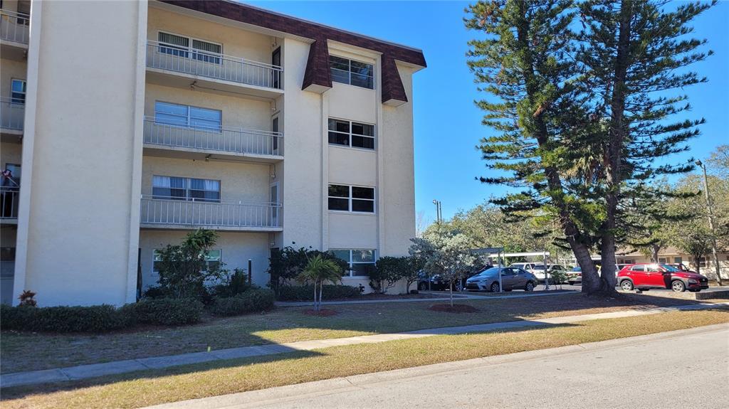 Picture of 209 NE Lincoln Circle N Unit 109, St Petersburg, FL 33702