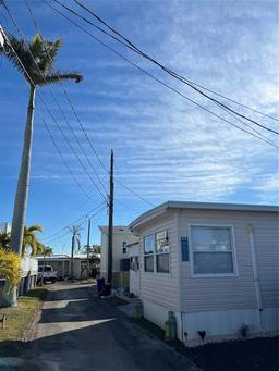 Picture of 2601 Gulf Drive N Unit 631, Bradenton Beach, FL 34217