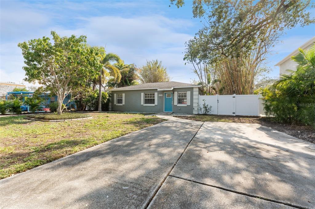 Picture of 4724 W Lawn Avenue, Tampa, FL 33611