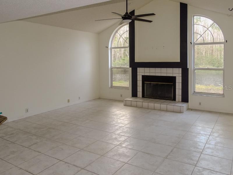 Picture of 382 Waterford Circle E, Tarpon Springs FL 34688